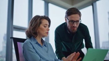 İş kadını, yazılım sorununu ofis çalışma alanındaki uzmanlara açıklıyor. İnternette dizüstü bilgisayar projesini tartışan iki meslektaş. İş yerinde iş ortakları birlikte çalışmaya başlar.