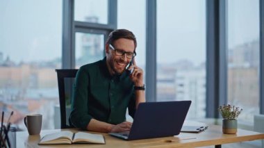 Arkadaş canlısı danışman, akıllı telefondan arıyor. İş yerindeki bilgisayardan sipariş verilerini giriyorlar. Gülümseyen işadamı bilgisayarın başında cep telefonuyla konuşuyor. Neşeli yönetici iş projesini telefonla görüştü