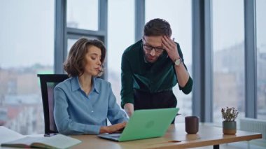 İş arkadaşları şirket ofisine dizüstü bilgisayarla bakmakla meşguller. Endişeli iş kadını yanlışlıkla erkek yöneticiye şikayet ediyor. İki takım arkadaşı iş projesi sorununu tartışıyor.