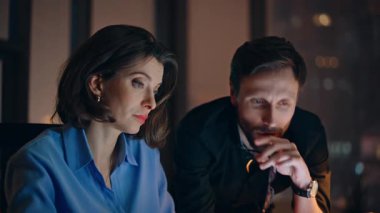 Karanlık işyerindeki problemleri tartışmak için fazla mesai çalışanları. İki iş arkadaşı iş meselelerini çözüyorlar ve geceleri dizüstü bilgisayar izliyorlar. Endişeli kadın CEO 'ya başlangıç başarısızlığını açıklıyor.