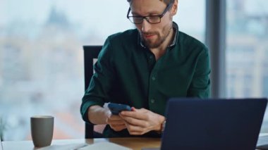 Şirketin çalışma alanındaki ofis bilgisayarında çalışan olumlu bir çalışan. Gülümseyen iş adamı akıllı telefon konuşmasından hoşlanır. Ofiste konuşan gözlüklü sakallı bir işçi.