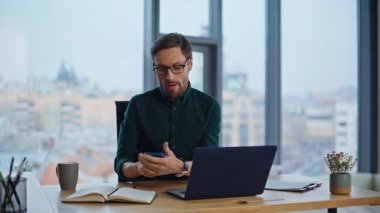 Çalışan cep telefonu sohbetini modern ışık ofisinin kapanışında başlatır. İş yerindeki akıllı telefonlara cevap veren gözlüklü ciddi bir iş adamı. Profesyonel yönetici telefonla şikayette bulunuyor.