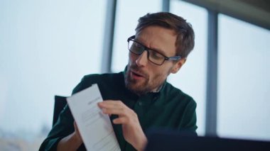 Girişimci, ofiste web cam dizüstü bilgisayarına dökümanları gösteren projeyi anlatıyor. Profesyonel yönetici iş belgelerini online toplantıda tartışır. Gözlüklü Ceo Web sohbetinde müzakere ediyor.