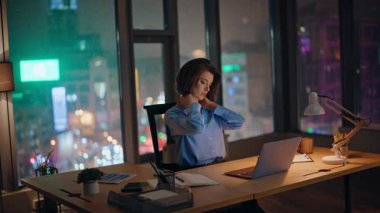 Günümüz iş yerinde dizüstü bilgisayar başında esneyen geç saatlere kadar çalışan biri. Yorgun iş kadını gece ofisindeki parlak şehir manzaralı boyun bilgisayarına masaj yapıyor. Çok çalışan kadın çalışanın işi bugün bitiyor..