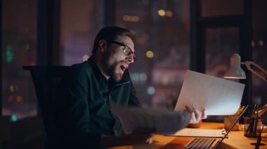 Sinirli bir mali analist gece iş yerinden arıyor. Raporu yakın çekimden şikayet ediyor. Sinirli iş adamı elinde kağıtlarla akıllı telefonda kavga ediyor. Öfkeli yöneticinin telefonda 