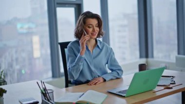 Kendine güvenen girişimci akıllı telefondan arıyor lüks ofis alanlarını kapatıyor. Gülümseyen iş kadını cep telefonuyla iş projesini tartışıyor. Zarif kadın yönetici cep telefonuyla konuşuyor. Bilgisayarda çalışıyor.