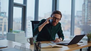 Agresif yönetici iş yerindeki akıllı telefondan bağırırken hayal kırıklığına uğramış. Sinirli iş adamı cep telefonuyla bağırıyor iş başarısızlığı yüzünden gergin. Stresli yatırımcı duygusal telefon konuşmasını bitirdi.