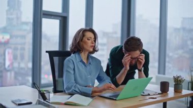 Şirket ofisinde çalışırken hayal kırıklığına uğrayan ortaklar dizüstü bilgisayarlarını kaybediyorlar. Mutsuz iş arkadaşları bilgisayarlarını kapatıyorlar. İş yerindeki haberler kötü diye endişeleniyorlar. Stresli meslektaşlar proje başarısızlığına içeride tepki veriyorlar.