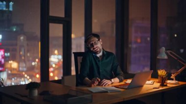 Gülümseyen bir uzman cep telefonunu arayıp karanlık ofiste iş anlaşmasını tartışıyor. Sakallı yatırımcı cep telefonu yatırım raporunu konuşuyor. Pozitif iş adamı gece akıllı telefon konuşuyor..