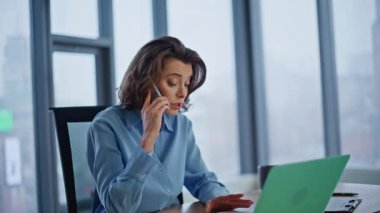 Modern ofis işyerindeki evrak hatasından şikayet eden CEO 'yu arıyorum. Sinirli iş kadını cep telefonuyla mali raporları tartışıyor. Sinirli kadın yönetici akıllı telefonda kavga ediyor..