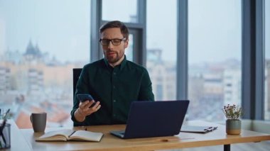 Modern işyerindeki kendine güvenen lider cep telefonuna cevap veriyor. Ciddi bir iş adamı not defterine akıllı telefon notları yazmaktan bahsediyor. Ofis yöneticisi telefon dinleyerek bilgi kaydediyor.