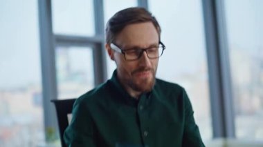 Öfkeli CEO 'nun cep telefonuyla bağırması iş yerindeki iş belgelerini daralttı. Sinirli işadamı telefona cevap verirken stresli bir konuşma yaptı. Gergin yönetici belge hatasından şikayetçi.