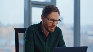 Stresli patron video görüşmesinde şikayet ediyor. Ofiste tatminsiz mali rapor tutuyor. Gergin işadamı, internette elinde belge tutarken tartışıyor. Öfkeli yönetici uzaktan tartışıyor..