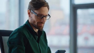 Sinirli iş adamı cep telefonu sohbetini dizüstü bilgisayarla kapatmaya başladı. Gergin yönetici stresli akıllı telefon görüşmesine cevap veriyor not defterini kontrol ediyor. Sakallı CEO, iş verilerinden telefonla şikayet ediyor.