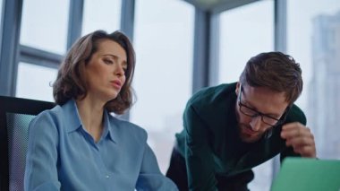 Üzgün çalışanlar, internet projesini hayal kırıklığına uğrattılar. İş yerinde birlikte dizüstü bilgisayar izliyorlar. Stresli iş adamları modern ofisteki mali kayıpları hayal kırıklığına uğrattı. Sorunlu meslektaşlar krizden endişeli.