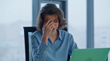 Çalışan hayal kırıklığına uğradı çevrimiçi proje sonucu şirket işyerinde dizüstü bilgisayara bakıldı. Üzgün iş kadını e-postada banka kredisi bildirimi okuyor. Endişeli kadın yönetici uzaktan kumandayı hayal kırıklığına uğrattı.
