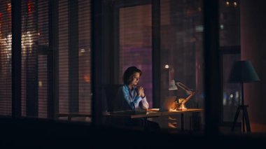 Gece müdürü karanlık boş ofiste dizüstü bilgisayarı kapatıyor. Yorgun kadın çalışan lamba ışığında fazla mesai yapıyor. Geç saatlere kadar çalışmak istemeyen çok çalışan bir iş kadını. Aşırı yüklü şirket çalışanı tükenmiş..