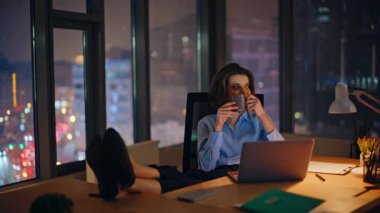 Sakin müdür, şehir manzaralı bir gece şirketinde kahve molası veriyor. Gülümseyen iş kadını içki içiyor, bacakları masaya koyuyor. Fazla mesai yapıp dizüstü bilgisayar arayan başarılı bir kadın..