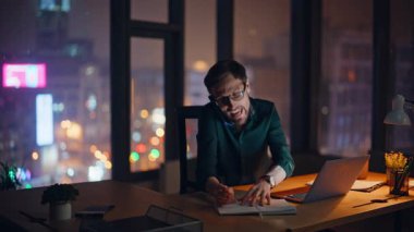 Öfkeli yönetici gece işyerinde bilgisayarla akıllı telefonu tartışıyor. Sinirli işadamı karanlık ofisteki belge okuma notlarından şikayetçi. Endişeli muhasebeci cep telefonuyla evrak hatasını tartışıyor