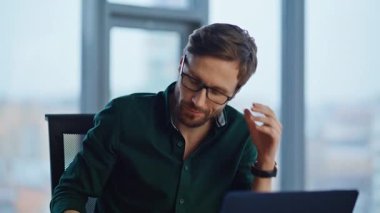 Ofis panoramik penceresinin kapatılması ile meşgul bir yönetici isteksizce telefona cevap veriyor. Tatminsiz iş adamı modern iş yerinde akıllı telefonlardan konuşuyor. Patron iş yerinde cep telefonu sohbetine başla..