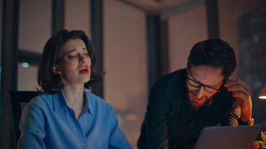 İş ortakları karanlık şirket işyerinde dizüstü bilgisayar ararken para kaybediyor. Stresli meslektaşlar proje başarısızlığına duygusal tepki veriyorlar. Fazla mesai yöneticileri bilgisayarın kapatılmasında sorun yaşadılar.