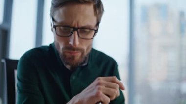 Yeni başlayanlar, uzak ofisteki iş planlama stratejilerini kontrol ediyor. Profesyonel yönetici kalem üzerinde kafa yoruyor. Sakallı işadamı proje üzerinde çalışıyor.