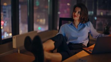 Diz üstü bilgisayarda e-posta okuyan şık bir yönetici akşam geç saatlerde ofisin kapanışında rahatça oturuyor. Geceleri masasında bacakları olan gülümseyen bir iş kadını bilgisayarda geziniyor. İnternette başarılı bir başlangıç sörfü.