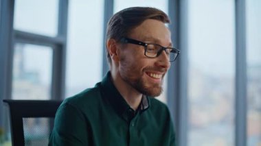 Ofis panoramik penceresinin yakınındaki dizüstü bilgisayarda çalışan ilham verici bir çalışan. Gülümseyen iş adamı raporları tatmin edici sonuçlar veriyor. Modern işyerindeki belgeleri analiz eden sakallı bir yönetici..