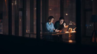 Aşırı yüklü ortaklar gece ofisinde dizüstü bilgisayar ararken beyin fırtınası yapıyorlar. Sinagoglara masaj yapan endişeli iş kadını iş sorununu açıklıyor. Mesai saatleri içinde mesai yapan iki iş arkadaşı..