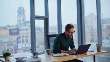 Dizüstü bilgisayarda e-posta okuyan heyecanlı iş adamı modern çalışma alanının tadını çıkarıyor. Fotokopi defterine harika haberler yazan çok mutlu bir menajer. Şaşkınlık içindeki çalışanlar, şirket ofisindeki başarılarını kutluyor.