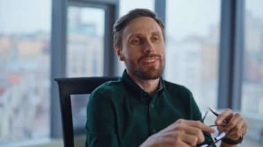 Gülümseyen girişimci, panoramik pencere kapatma yöntemiyle modern çalışma alanına girişmeyi planlıyor. Başarılı iş adamı başarıyı düşünerek gözlüğünü çıkarıyor. Şirketin yönetim kurulu başkanlığı projeniz kutlu olsun..