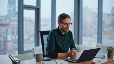 Sanal toplantıda deneyimli bir danışman iş belgelerini yakın planda tutuyor. Profesyonel iş adamı videosu laptoptan arıyor. İnternet konferansında görüşmeler yapan gözlüklü girişimci.