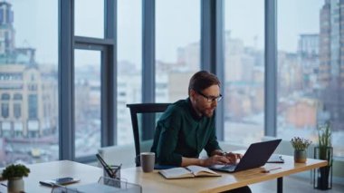 Stresli yönetici ofis panoramik penceresinin yanında oturan dizüstü bilgisayarlı e-postayı hayal kırıklığına uğrattı. Öfkeli iş adamı bilgisayarını kapatıyor. Duygusal olarak umutsuzluğa kapanıyor. Hayal kırıklığına uğramış yatırımcı gözlüklerini çıkararak para kaybediyor..
