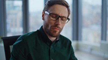 Işık ofisinin iç kısımlarında akıllı telefonlara cevap veren yorgun bir çalışan. Portre üzgün müdür cep telefonuyla iş konularını konuşuyor. İşyerinde cep telefonuyla konuşan mutsuz işadamı.