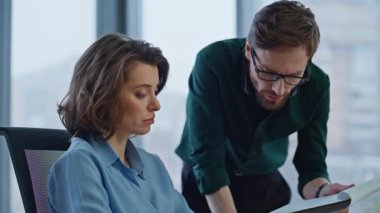 Ciddi patron, yöneticiye şirketin çalışma alanındaki rapor verilerini soruyor. Ofiste mali belgeleri tartışmakla meşgul meslektaşlarım var. İş kadını dizüstü bilgisayarda sakallı CEO ile konuşuyor.