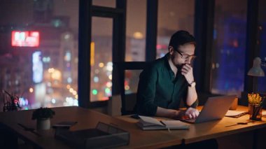 Geç saate kadar çalışan, şirket ofisinde fazla mesai yapan el saatini kontrol ediyor. Ciddi bir iş adamı telefonuna cevap veriyor. Çalışma alanına dizüstü bilgisayarla oturuyor. Sakallı müdür karanlık işyerinde cep telefonuyla konuşuyor.