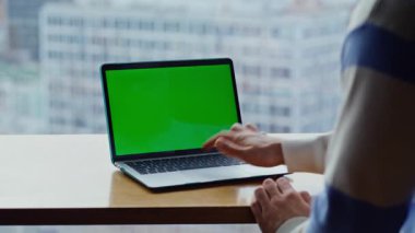 Kromakey bilgisayar dokunmatik dokunmatik dokunmatik parmak izi şirketlerin yakın çekim şirketinde çalışıyor. Öğrenci panoramik odada oturmuş yeşil ekran dizüstü bilgisayar çalışıyor. Çevrimiçi model aygıtında bilinmeyen bir adam proje geliştiriyor 