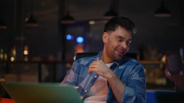 Gece takım arkadaşları şehir merkezinde çay bardaklarını tokuşturuyor. Gece geç saatlere kadar çalışan mutlu işçiler karanlık iç mekanlarda kahve içerek iletişim kuruyor. Pozitif ofis çalışanları mesainin bitmesini içecek bardaklarıyla kutluyorlar.