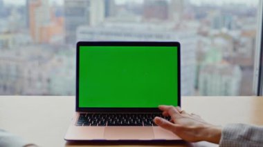 Laptop tuşuna elle basma, yakın plan. İki takım arkadaşı panoramik birlikte çalışma mesafesini araştırıyor. Yaratıcı ajans yöneticileri salonda Chromakey 'e birlikte bakıyorlar.