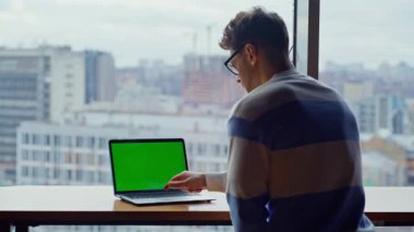 Çevrimiçi öğrenci, şehir kütüphanesinde dizüstü bilgisayar yazma düğmesi kapatıyor. Odaklanmış adam başlatıcı, Chroma Key Bilgisayar 'da araştırma açılış e-postası yapıyor. Yeşil ekran gözlüklü ciddi geliştirici