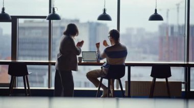 Duygusal takım arkadaşları bilgisayar başında modern ofis alanında zaferi kutluyorlar. Mutlu meslektaşlar iş başarısının tadını çıkarırken heyecan verici bir şekilde beşlik çakıyor. Başarılı iş arkadaşları içeride gururla sarılıyorlar.