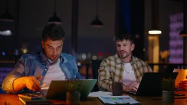 İki yaratıcı gece işyeriyle iletişim kuruyor. Genç ekip ofis masasında beyin fırtınası yapıyor. Aktif meslektaşlar modern açık alanda projeyi tartışıyor. Fazla mesai yapanlar, teslim tarihini dolduranlar. 