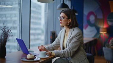 İş kadını, kafeteryada dizüstü bilgisayar yazıp müşterinin cevabını düşünüyor. Kafe reyonundaki bilgisayarda kitap yazan düşünceli kadın yazar. İnternette sörf yapan profesyonel girişimci düşünceleri