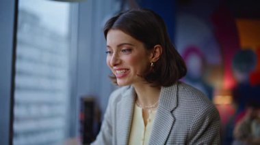 Çevrimiçi yönetici çağdaş kafeterya portresi ile sanal toplantı konuşuyor. Neşeli kadın videosu dizüstü bilgisayarı arıyor. Web kamerası yakın plan. Neşeli serbest yazar, modern kafenin içinde uzaktan konferans veriyor. 