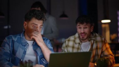 Sinir takımı tepki verme projesi gece iş yerinde dizüstü bilgisayara bakmakta başarısız oldu. Memnuniyetsiz meslektaşlar umutsuzluğa kapılıp modern ofiste tartışırlar. Üç acemi kötü e- posta alıyor