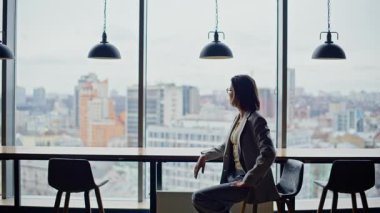 Genel müdür kadın ışık ofisinin panoramik penceresini yakından izliyor. Havaalanı salonunda planlama yapan zengin bir iş kadını. Sakin, bağımsız iş sahibi şehir manzaralı tek başına dinleniyor. Lüks yaşam tarzı