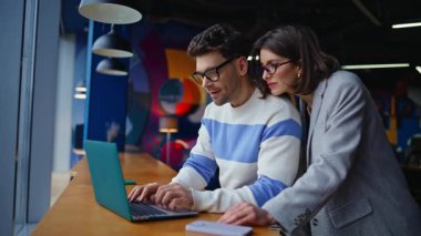 Yaratıcı işçiler yakın planda dizüstü bilgisayar kontrol projesi arıyorlar. Buro acentesinde yeni başarıya sevinen çok mutlu çalışanlar beş kişi veriyor. İki tasarımcı birlikte başarılı sonuçlar elde ediyor. 