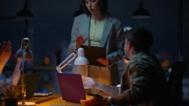 Kadın lider, geceleri cam duvar açık uzay ofisinde astlarını azarlıyor. Hüsrana uğramış kadın projenin bitiş tarihinden memnun değil. Endişelerini dile getiriyor. Laptop kullanan iki adam içeride gergin bir yönetici duyuyor.