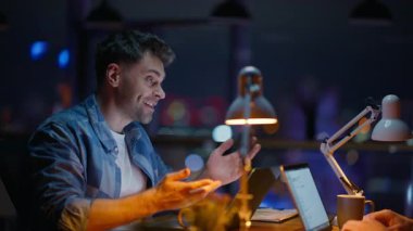 Ofisteki meslektaşımla gülen gülen adam. İki neşeli acemi, beş kişiye iş yerinde geç saatlere kadar oturacak yer veriyor. Serbest çalışanların bilgisayar masasında son teslim tarihleri var.