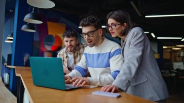 Üç kazanan bilgisayarda e-postaları kontrol ediyor. Buro acentesinde yeni başarılara sevinen aşırı mutlu iş arkadaşları beş kişi veriyor. Başlangıç takımı başarılı sonuçların tadını birlikte çıkarıyor 